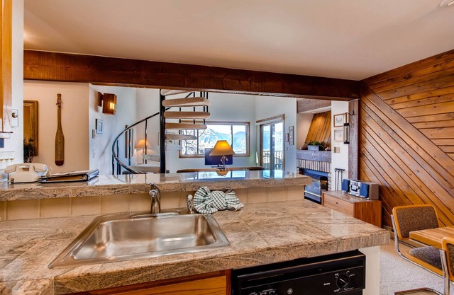 2 Br Buttes - Breathtaking Views Of Mountain Range 2 Bedroom Condo - No Cleaning Fee! by RedAwning