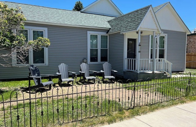 2 BR Get-a-Way in BV steps to Main St