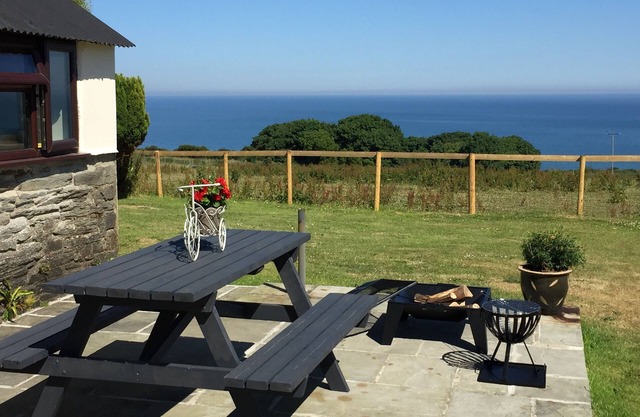 2 Byre cottages- Dog friendly cosy cottage with stunning views of the sea