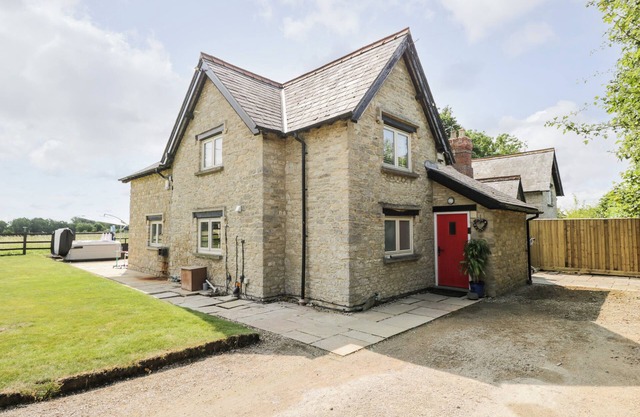 2 DEWARS FARM COTTAGES, pet friendly in Middleton Stoney