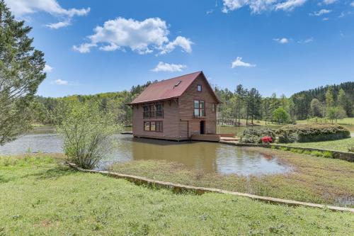 2 Docks and Paddleboard Lakefront Alabama Retreat!
