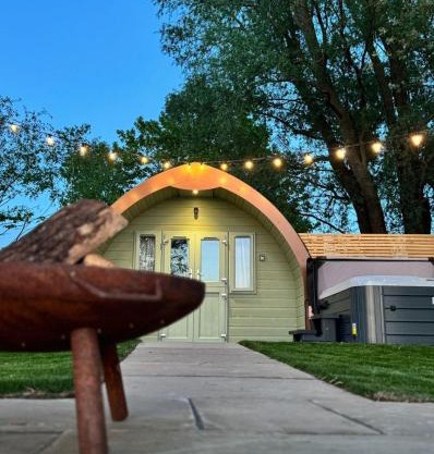 2 Elm Water lakeside hideaway