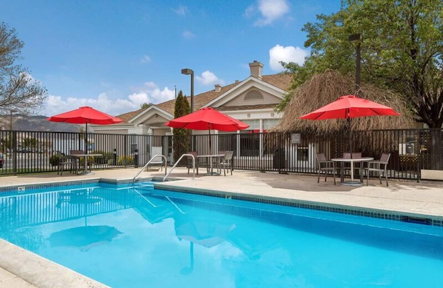 2 Family-friendly Units with Full Kitchens, Outdoor Pool, Free Breakfast!