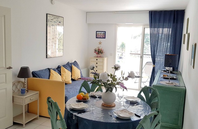 2 * for this beautiful sunny apartment in a Resi. of standing with swimming pool