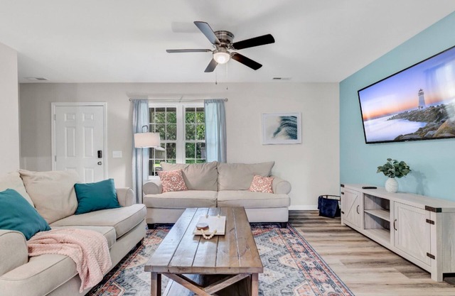 2 houses 1 mile to UNCW 4 miles to beach Grill Patio Pet friendly Parking