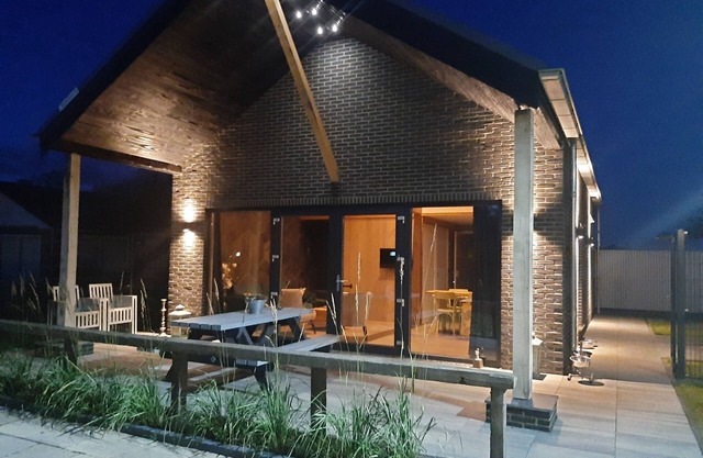 2 huizen naast elkaar honden welkom omheinde tuin 10 km strand, sauna, buitenbad