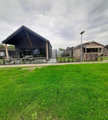 2 huizen naast elkaar honden welkom omheinde tuin sauna buitenbad 10 personen