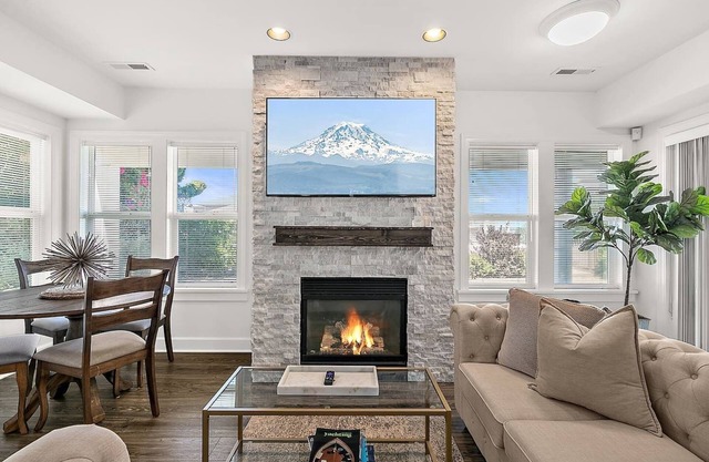 2 King Suites in Old Town | Bay Views + Patio + Garage!