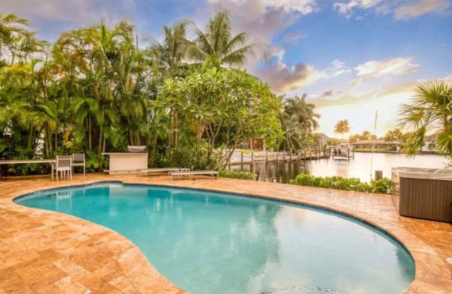 2 King Suites, Pool & Shuffleboard, Dock Access!