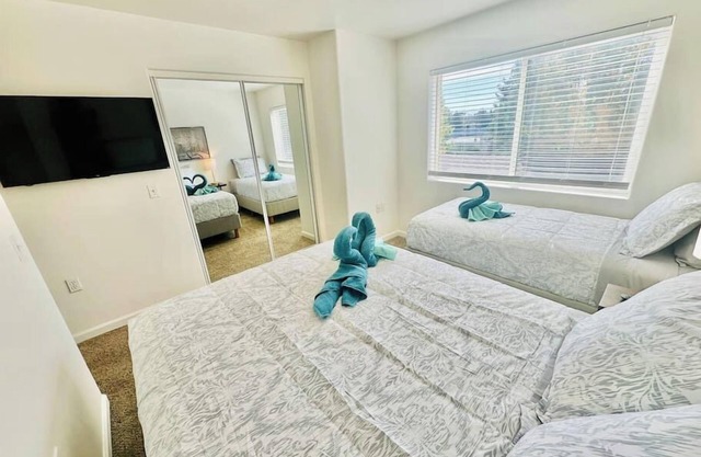 2 Masters, 3 TVs, Sleeps 7/F8