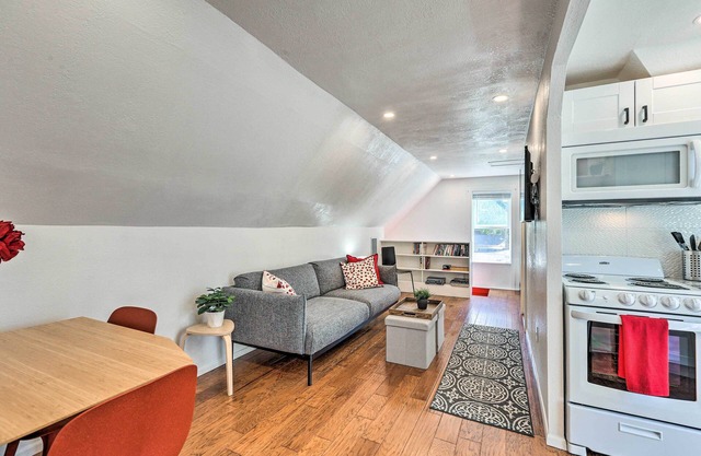 2 Mi to Downtown Denver: Chic Apartment!