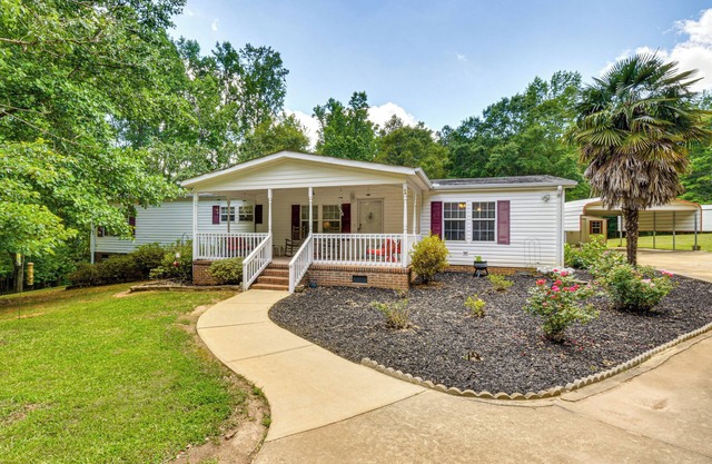 2 Mi to Dtwn: Retreat on 3 Acres in Pelzer!