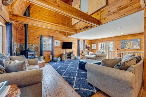2 Mi to Elk Mountain Poconos Escape on 11 Acres!