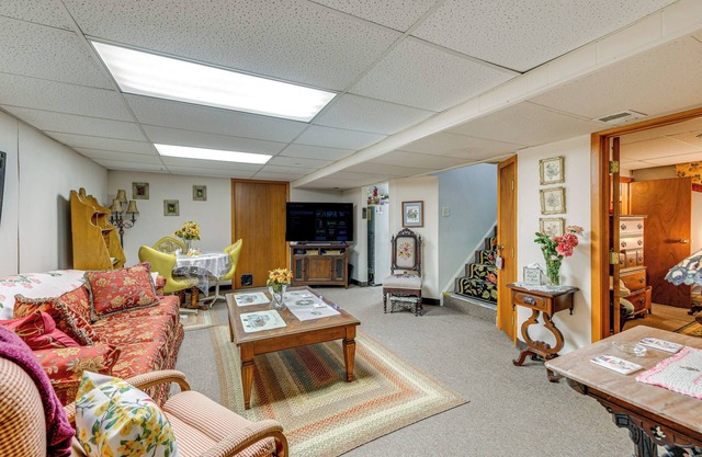 2 Mi to Walden Galleria: Apartment w/Patio