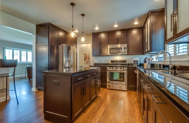 2 Minute Walk to ND Campus and Eddy St. Commons!