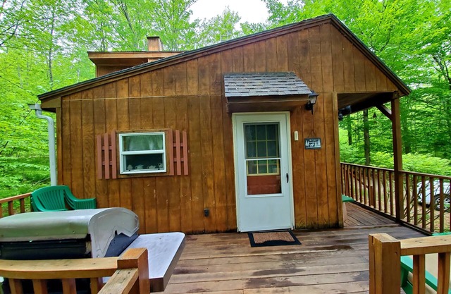 2 minute walk to Shagg Pond/Bryant Pond. Pet friendly!