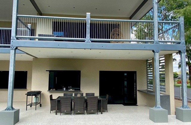 2 minute walk to the beach! One street back from the Esplanade Woodgate Beach.