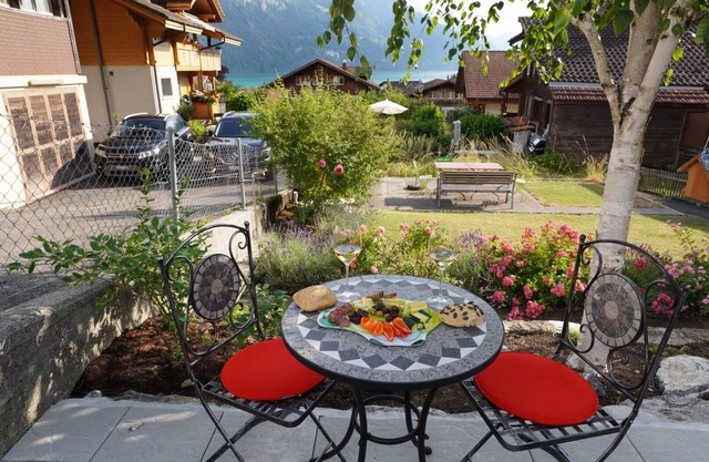 2 minutes to the lake, quiet, garden, parking, 20 minutes to Interlaken