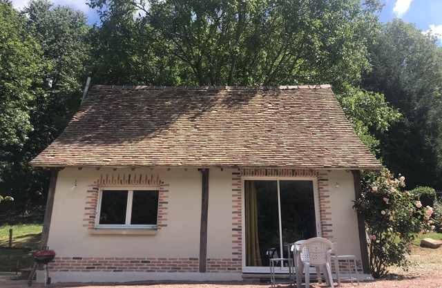 2-person gîte between Honfleur and Pont-audemer with swimming pool from May to September