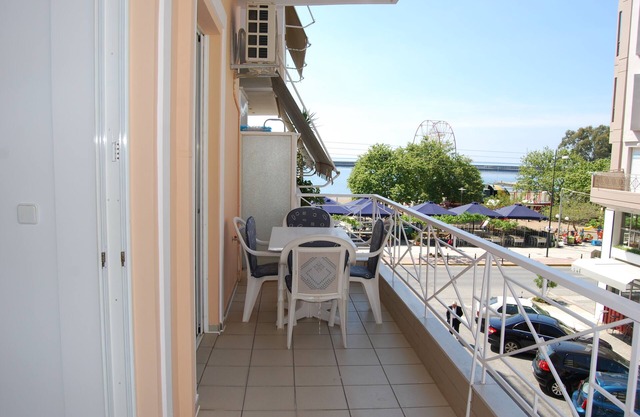 2-ROOM APARTMENT FACING THE BEACH WITH SEA VIEW