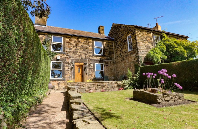 2 SNAPE HILL, family friendly, with open fire in Dronfield