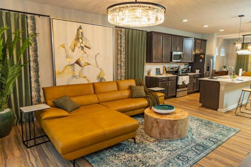 2 Story New Build 4 Miles to Downtown 3 Miles to Speedway 8 Miles to Airport