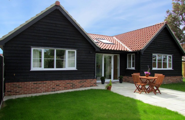 2 Suffolk Cottage - sleeps 4 guests in 2 bedrooms