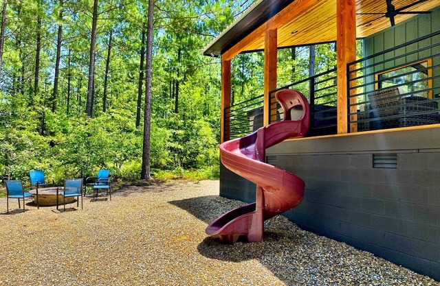 2 Suites & Bunks | Hot Tub, Firepit & Lounge Pool