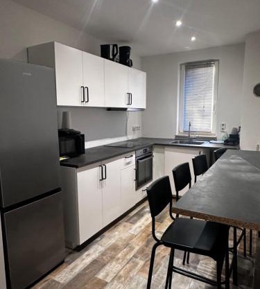 2-Zimmer Wohnung, Parkplatz und Terrasse, Nah A10 und Berlin