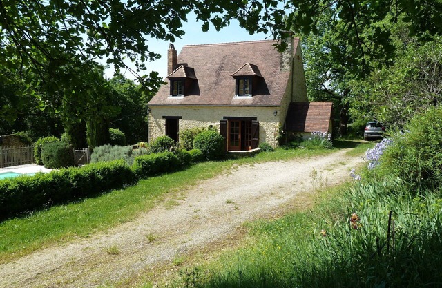 20 km from Sarlat, a haven of peace welcomes you .