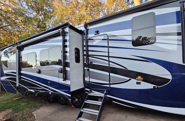 20 Min to Downtown Austin and COTA. New RV w/outdoor amenities seperate pricing
