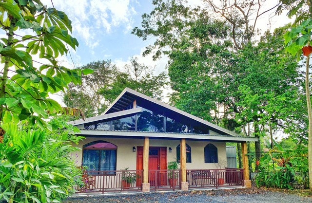 20 minutes from La Fortuna, a Family-Sized House W/Nice Porch for Bird-watching