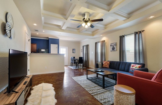 20% OFF Updated 3BR 2.5BTH Townhome - Pet-friendly - Fast WiFi-Driveaway Parking