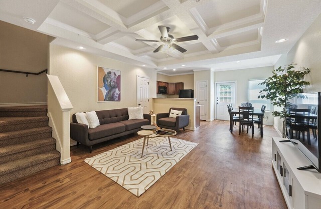 20% OFF Updated 3BR 2.5BTH Townhome - Pet-friendly - Fast WiFi-Driveaway Parking