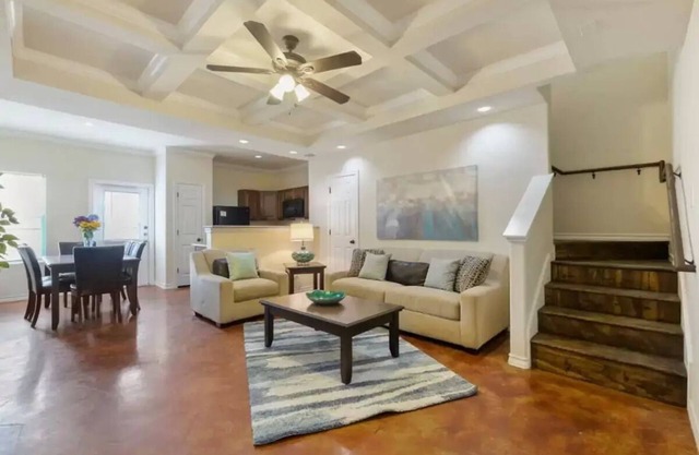 20% OFF Updated 3BR 2.5BTH Townhome - Pet-friendly - Fast WiFi-Driveaway Parking