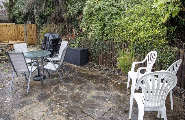 200 year old cottage - short walk to the beach