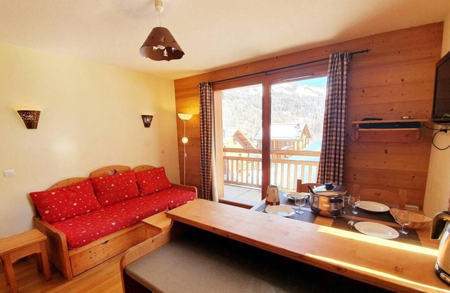 200m from shops, 4th floor, swimming pool, balcony, parking, tv, ski locker, 32m², Vars