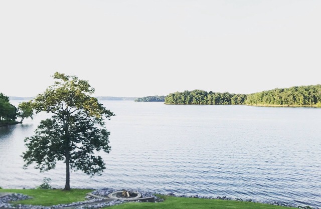 2023 RENOVATED Waterfront Condo, Great Location-Boat Rental-Pool-Fire Pit