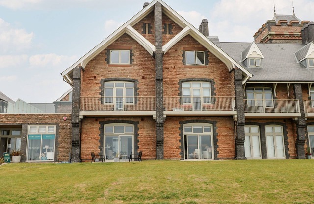 21 THE REST, family friendly, country holiday cottage in Porthcawl