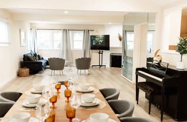 21st Century Luxe-Style Home In Tarzana w/ Jacuzzi