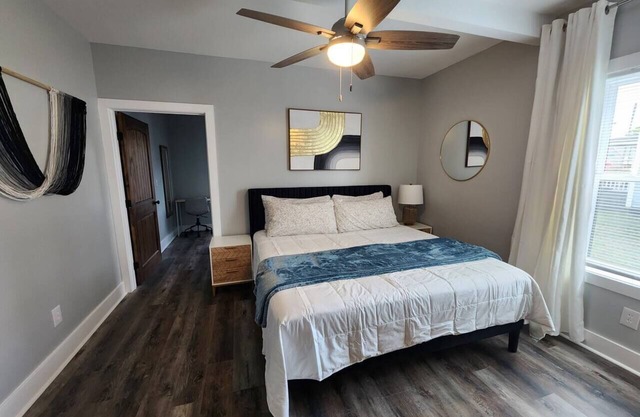 24 D Gorgeous Master Bedroom Close to DT GVL