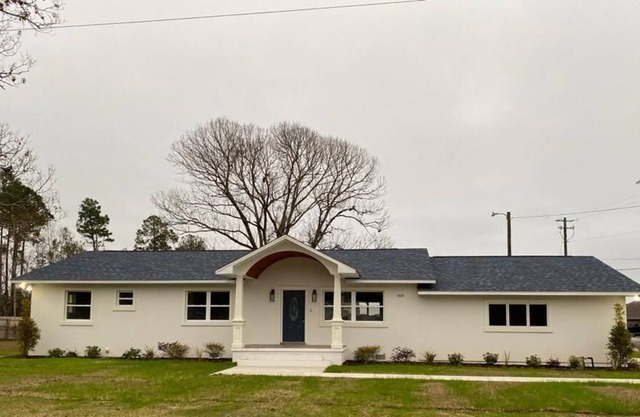 25 min drive to Pcola Beach, Large home, Newly Remodeled