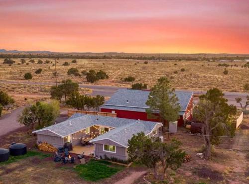 25 Min to Grand Canyon Shuffleboard Fire Pit