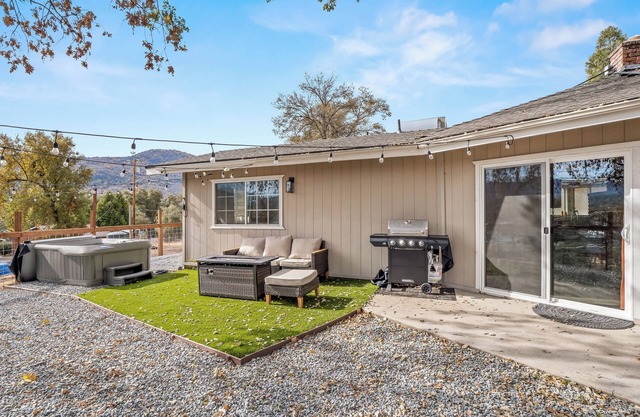 25 Mins to Yosemite - Hot Tub - BBQ - Walk to Town