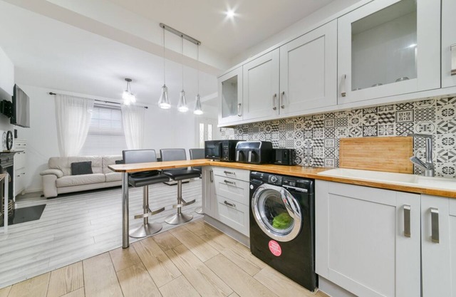 25 Minutes to London City Centre! Family-sized 2 Bed House!