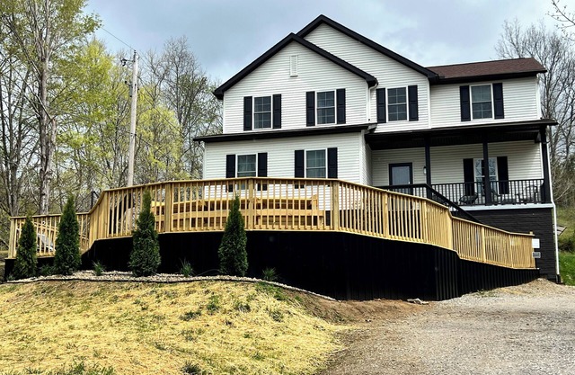 25' Round Heated pool & Pickleball May 1st to October 31st. May Reduced Rates