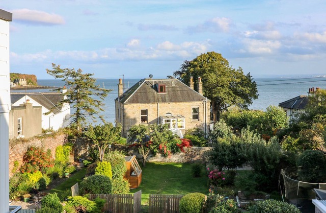 25 SEASIDE PLACE, family friendly in Aberdour