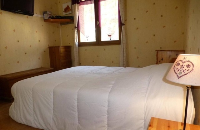 250m from resort center, 1st floor, view forest, balcony, parking, tv, ski locker, 68m²