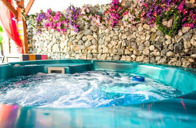 "266" 4 STAR! HOT-TUB, LOG-FIRE, BQ, PLAYGROUND, BIKE LOCKUP, Nr Zip World