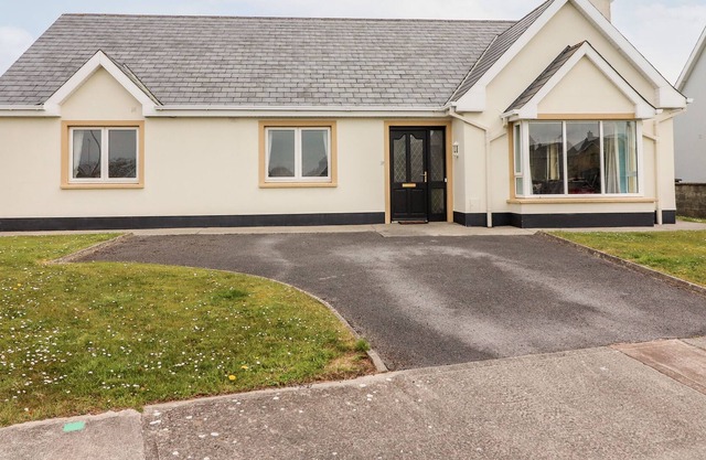 29 CHURCH FIELD, family friendly in Doonbeg, County Clare